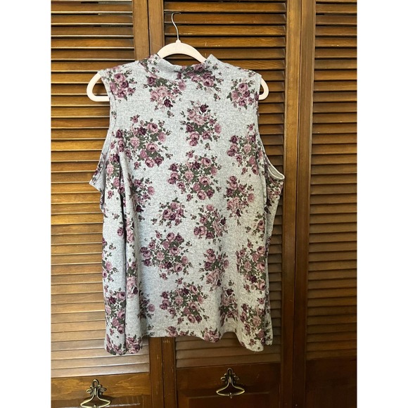 NO COMMENT PLUS (Size 2X) Floral Print Cold Shoulder Top - Picture 4 of 13